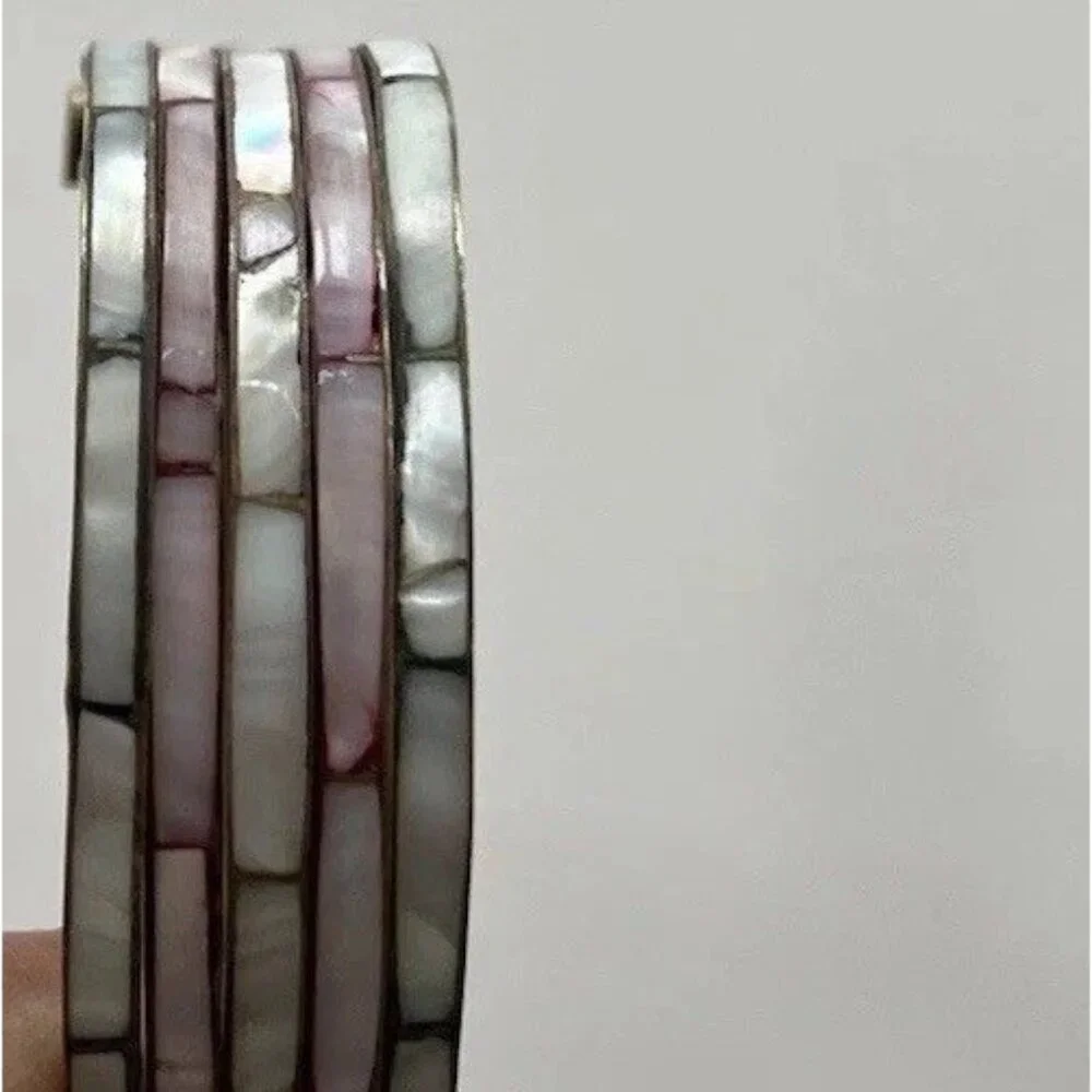 Vintage Women’s 70s Mother of Pearl Inlay Dainty Brass Bangle Bracelet Sz 8”